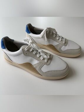 Everlane White Leather Sneakers with Beige Accents and Blue Heel